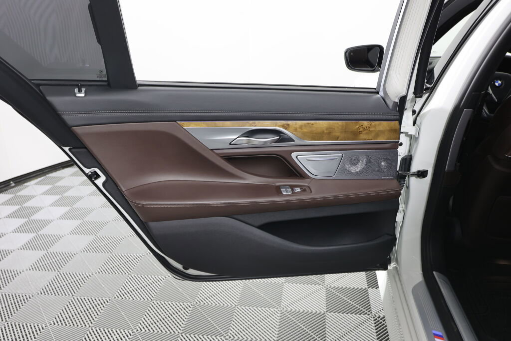 Used 2016 BMW 740i image 17