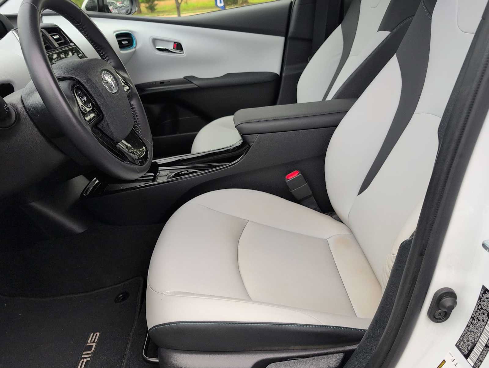 Used 2022 Toyota Prius XLE AWD/4WD image 16