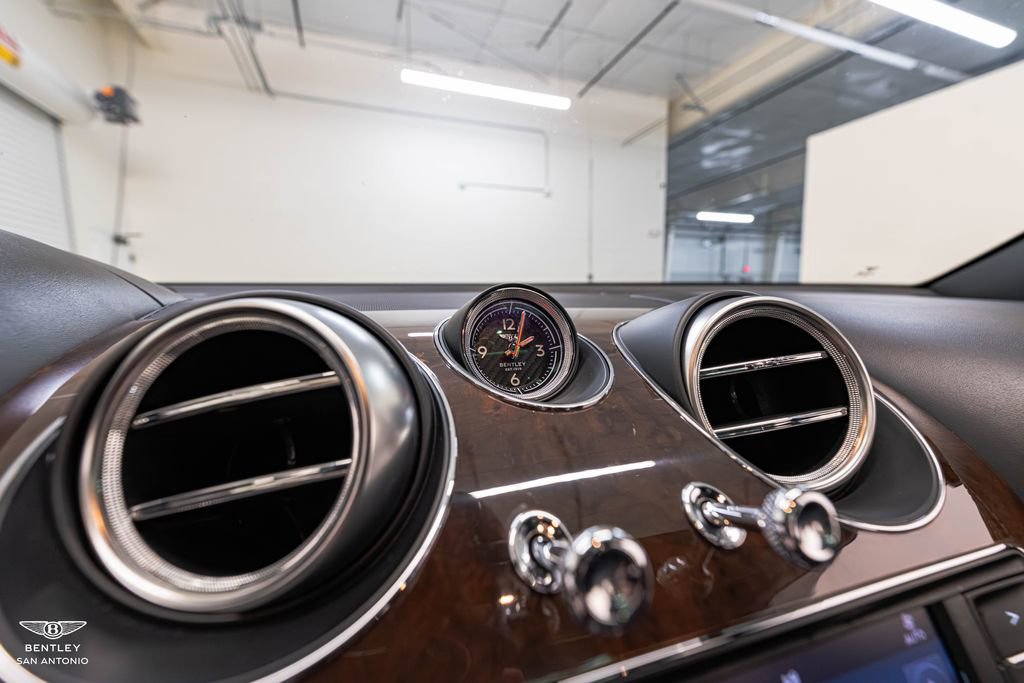 Used 2017 Bentley Bentayga AWD/4WD image 48