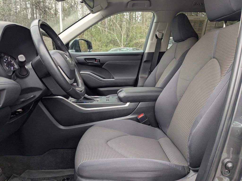 Used 2023 Toyota Highlander LE image 21