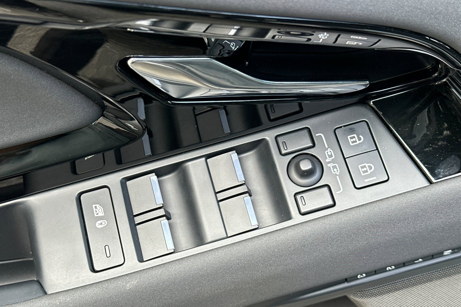 Used 2024 Land Rover Range Rover Evoque Dynamic SE image 15