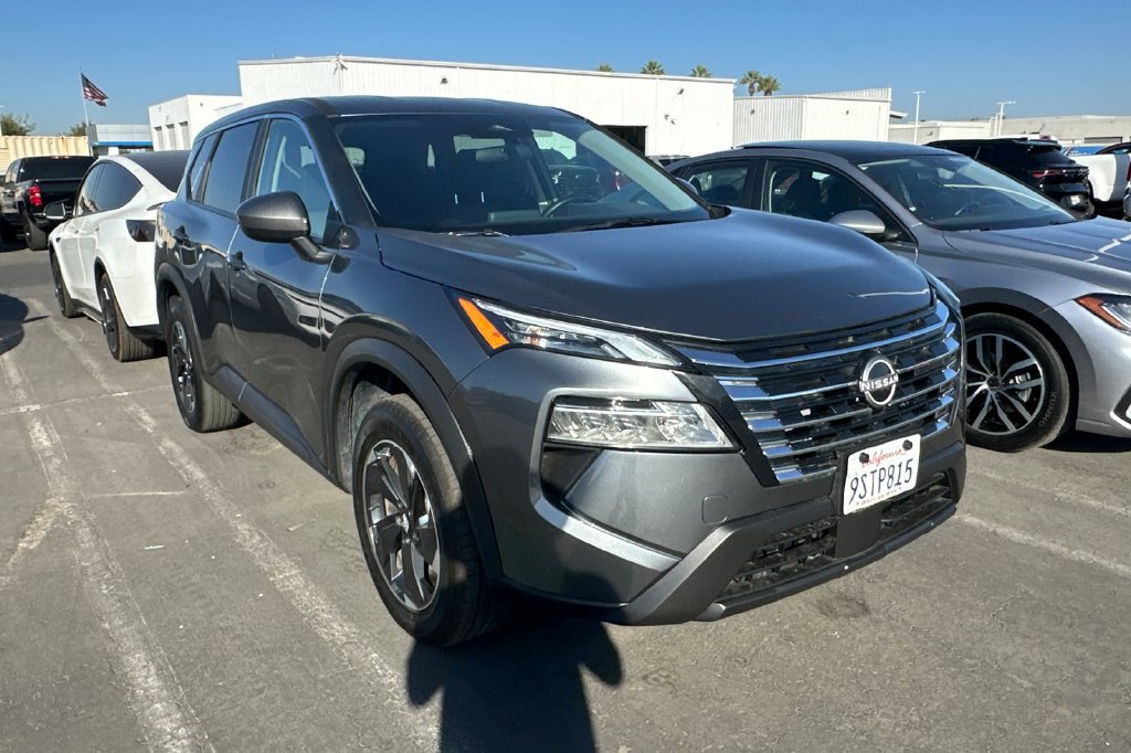 Used 2025 Nissan Rogue SV AWD/4WD image 2