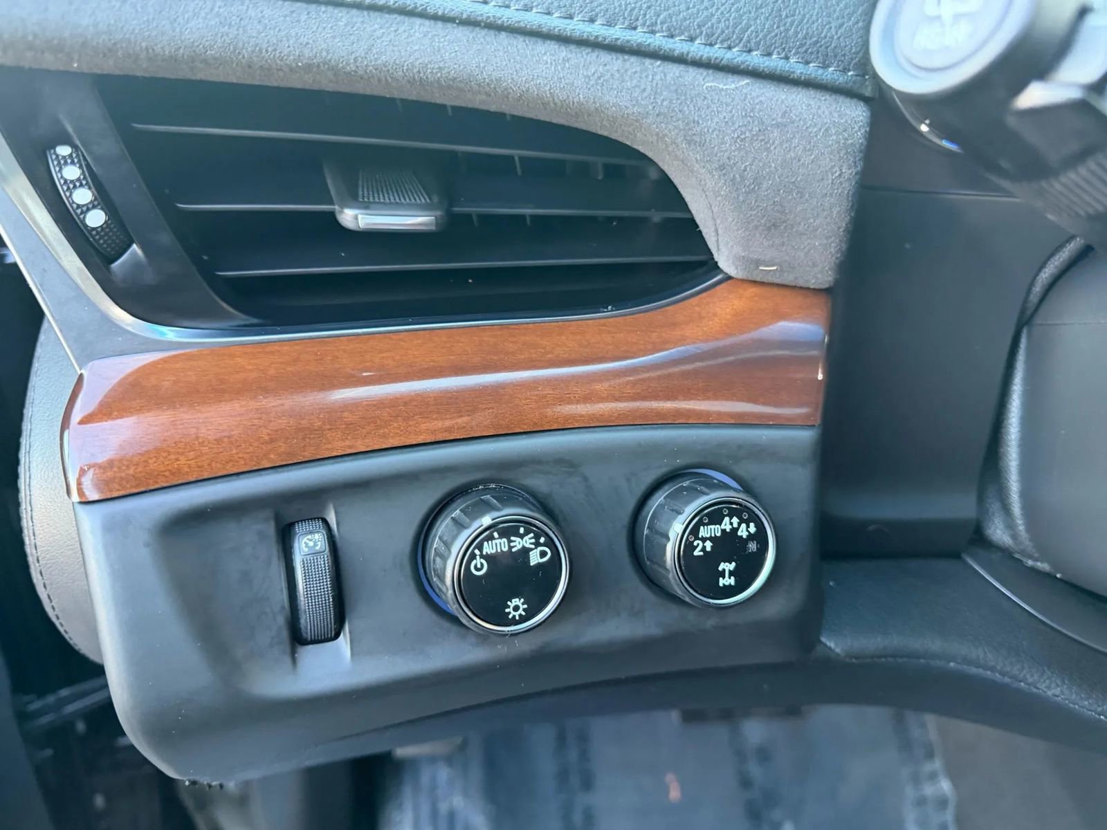 Used 2018 Cadillac Escalade ESV Luxury AWD/4WD image 16
