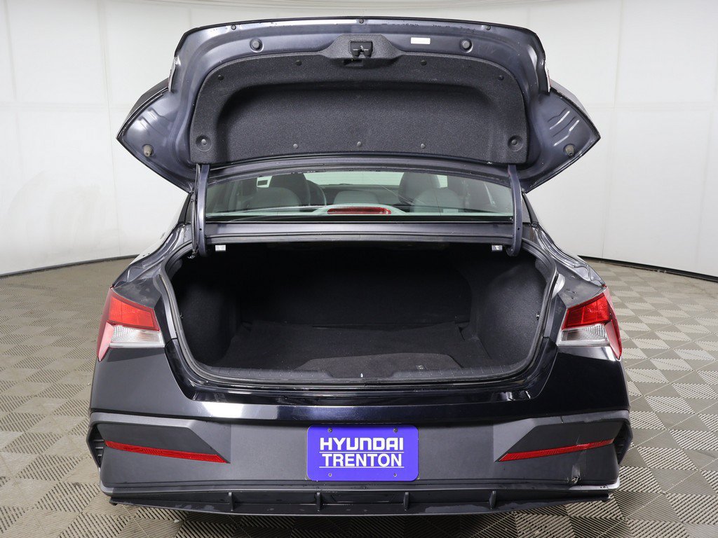 Certified 2025 Hyundai Elantra SE FWD image 14