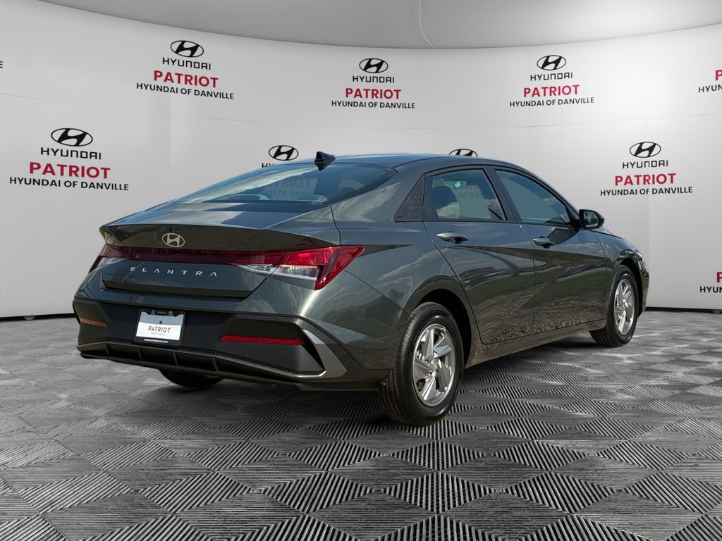 Used 2026 Hyundai Elantra SE FWD image 3