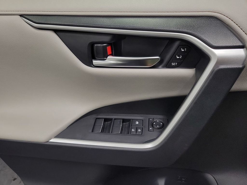 Used 2019 Toyota RAV4 Limited FWD image 29