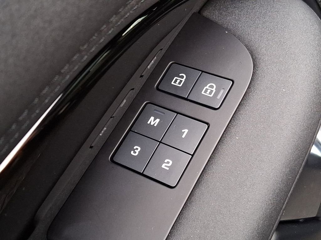 Used 2025 Land Rover Discovery S AWD/4WD image 24