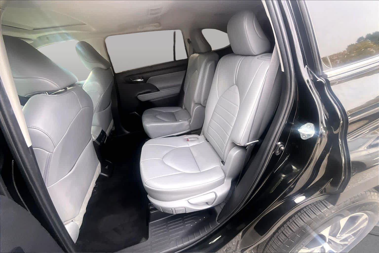 Used 2022 Toyota Highlander XLE AWD/4WD image 19