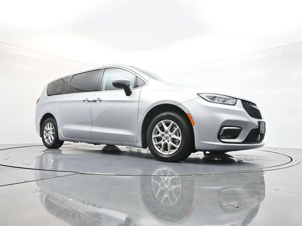 Used 2023 Chrysler Pacifica Touring-L FWD image 26