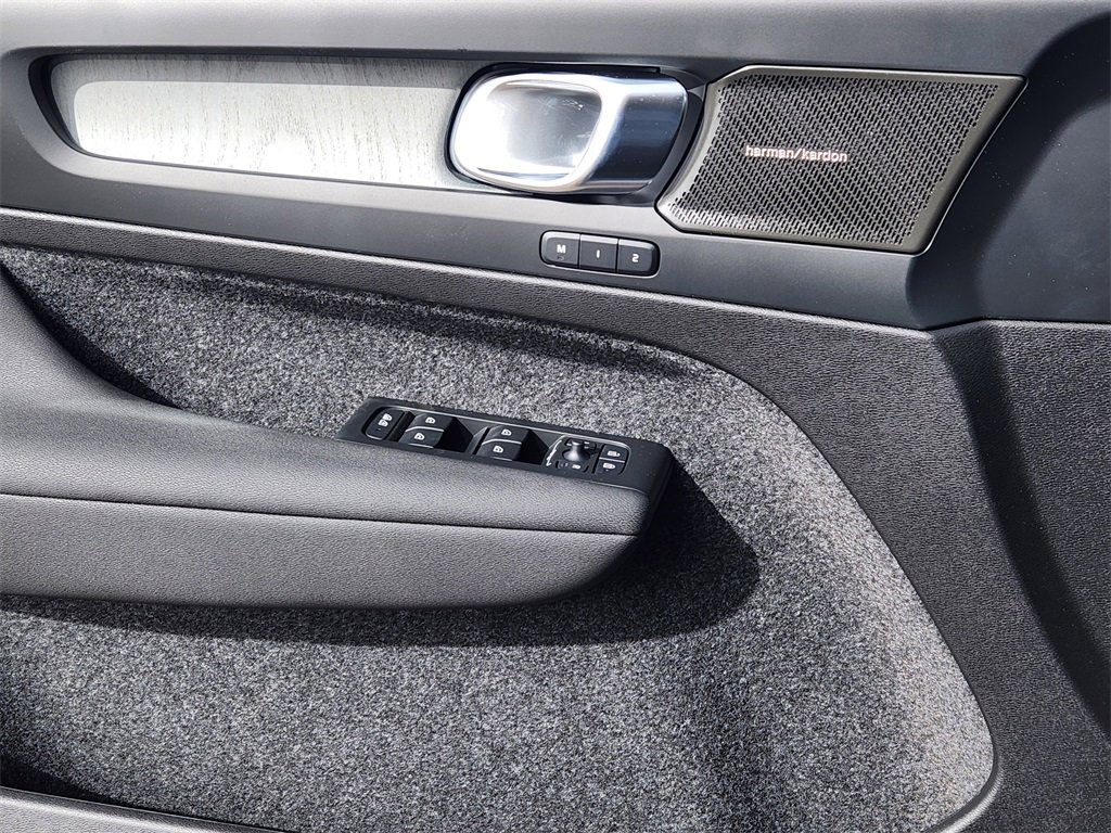 New 2025 Volvo XC40 B5 Ultra w/ Climate Package image 3