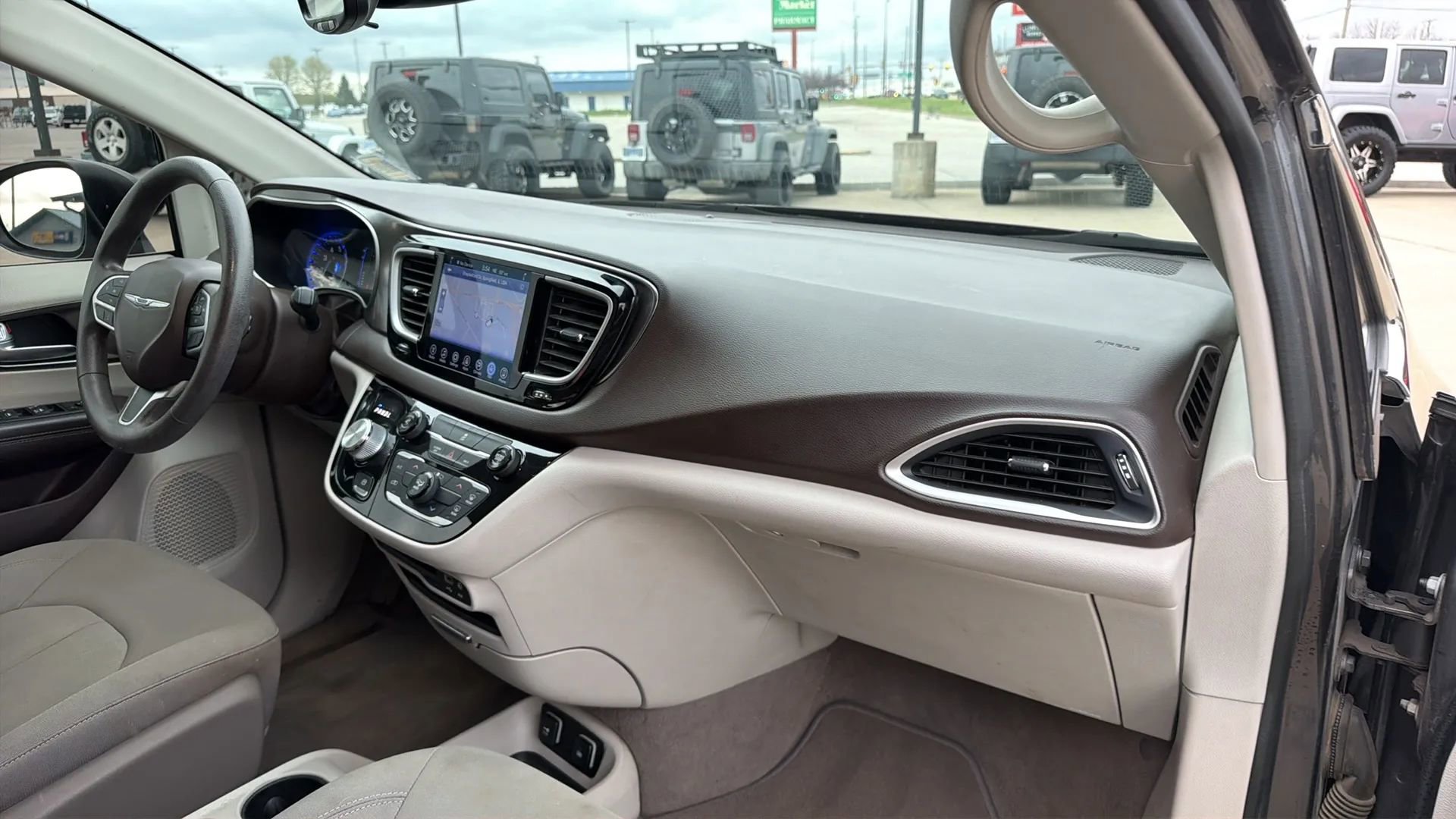 Used 2017 Chrysler Pacifica Touring image 86