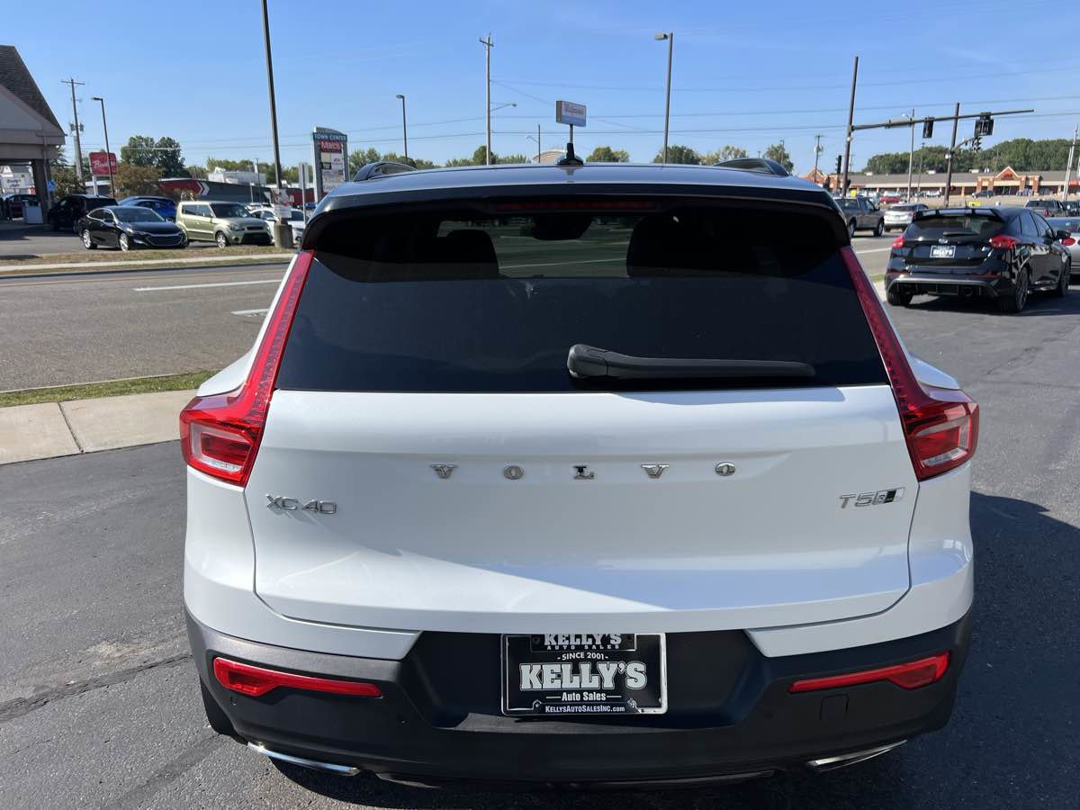 Used 2020 Volvo XC40 T5 R-Design image 4