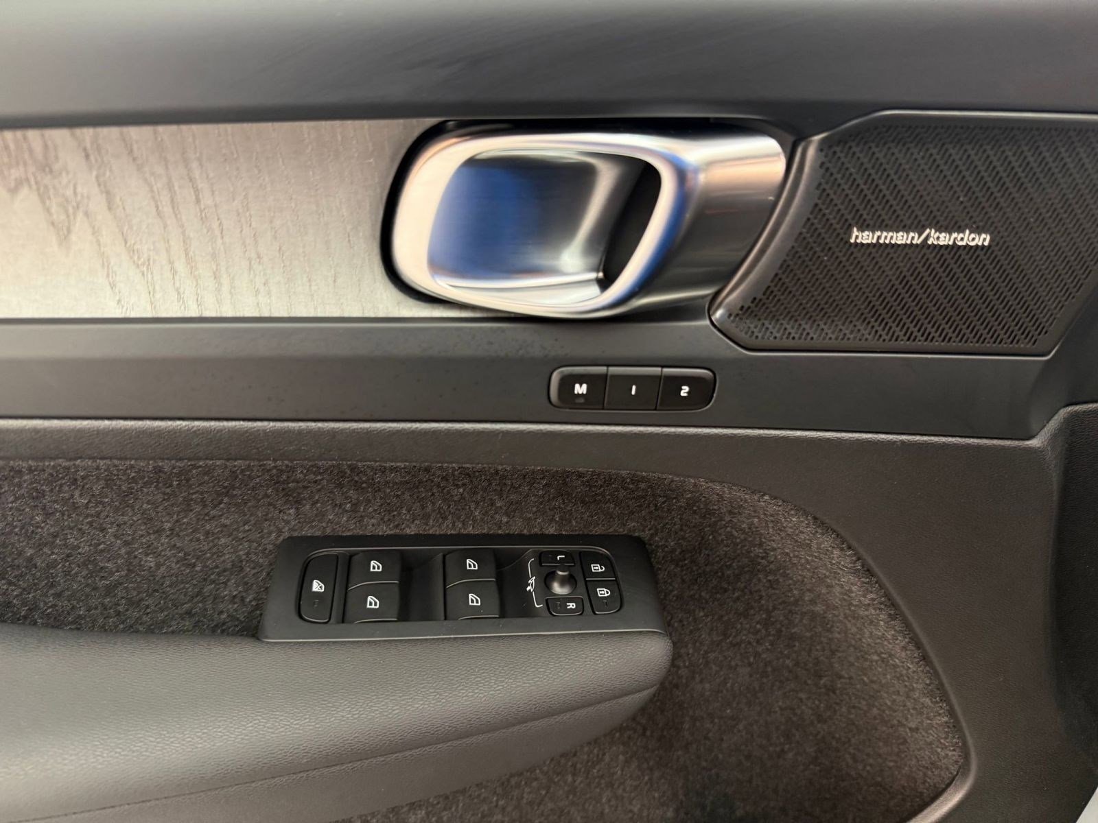 Used 2024 Volvo XC40 B5 Plus image 10