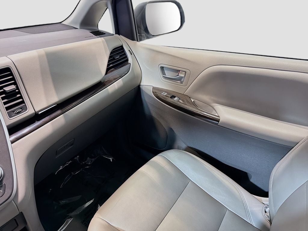 Used 2020 Toyota Sienna XLE w/ XLE Navigation Package AWD/4WD image 25