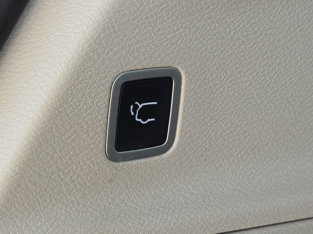 Used 2023 Chrysler Voyager LX FWD image 18