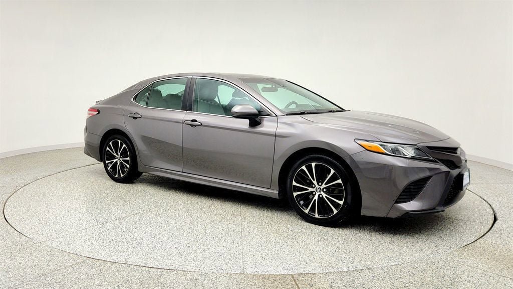 Used 2018 Toyota Camry SE w/ Moonroof Package FWD image 3