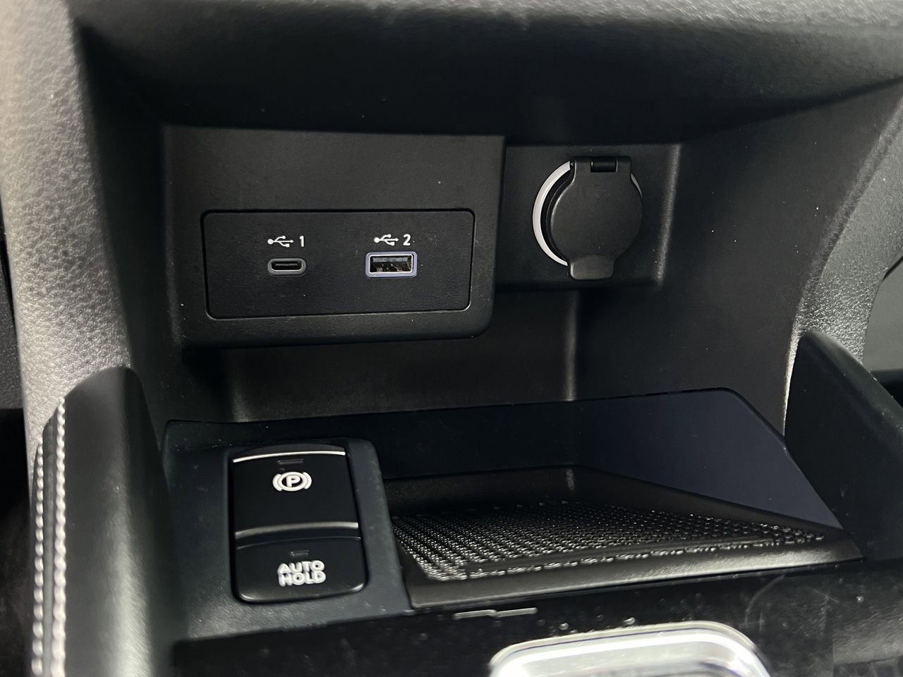 Used 2023 Nissan Kicks SR w/ SR Premium Package image 18
