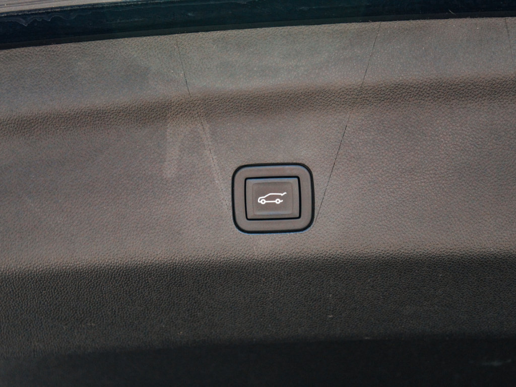 Used 2023 Chevrolet Suburban Premier RWD image 27