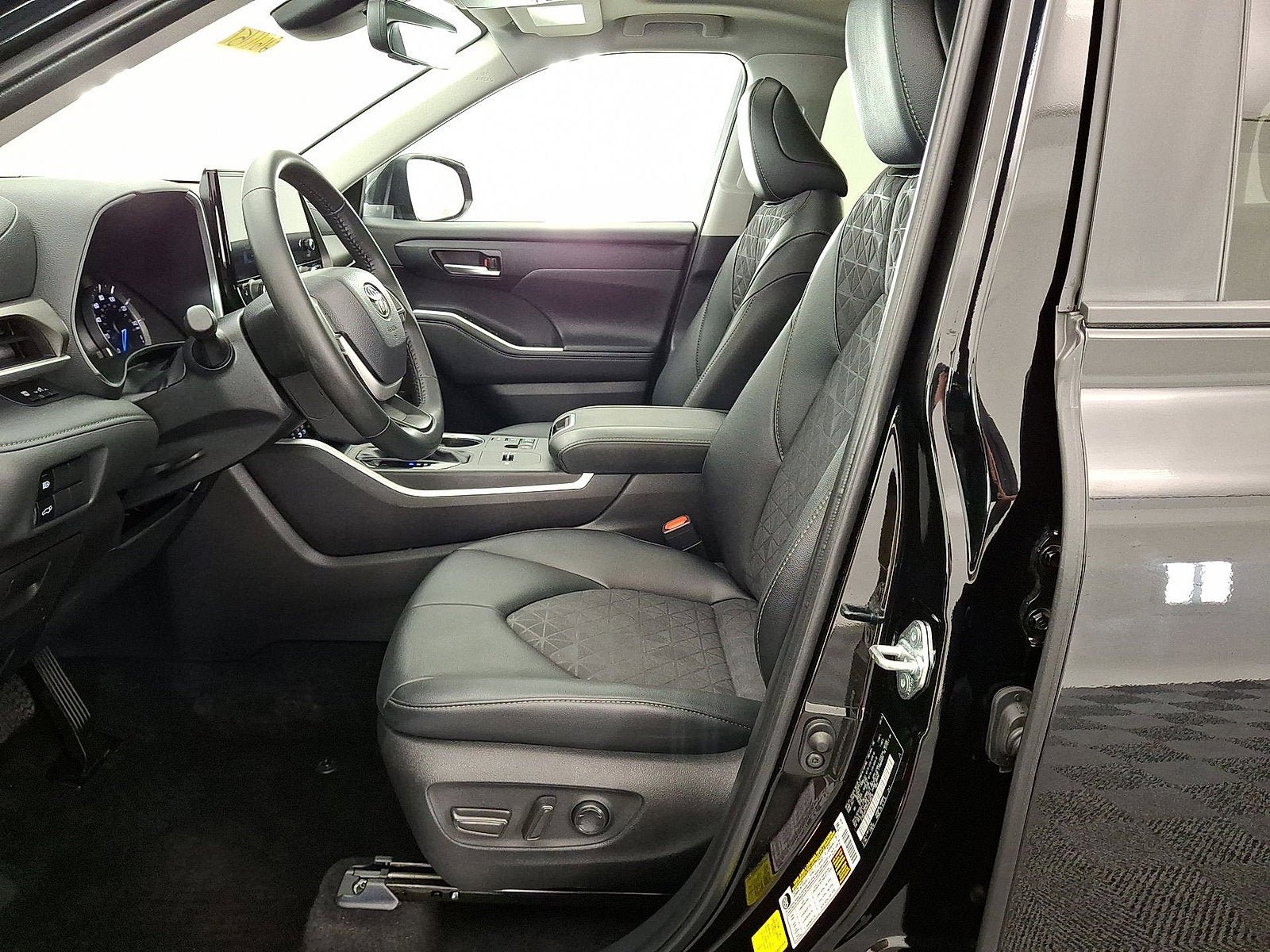 Certified 2024 Toyota Highlander XLE AWD/4WD image 11