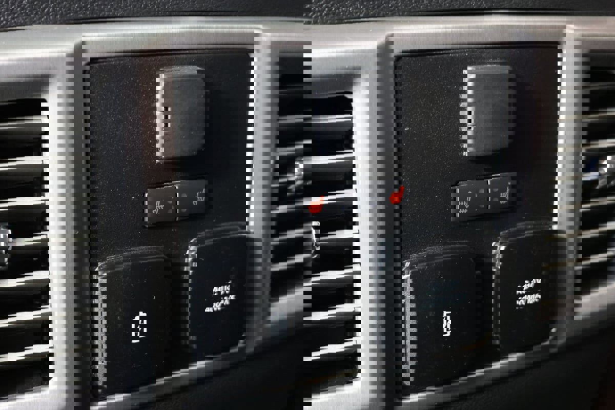 Used 2020 Ford F350 Platinum w/ FX4 Off-Road Package image 32