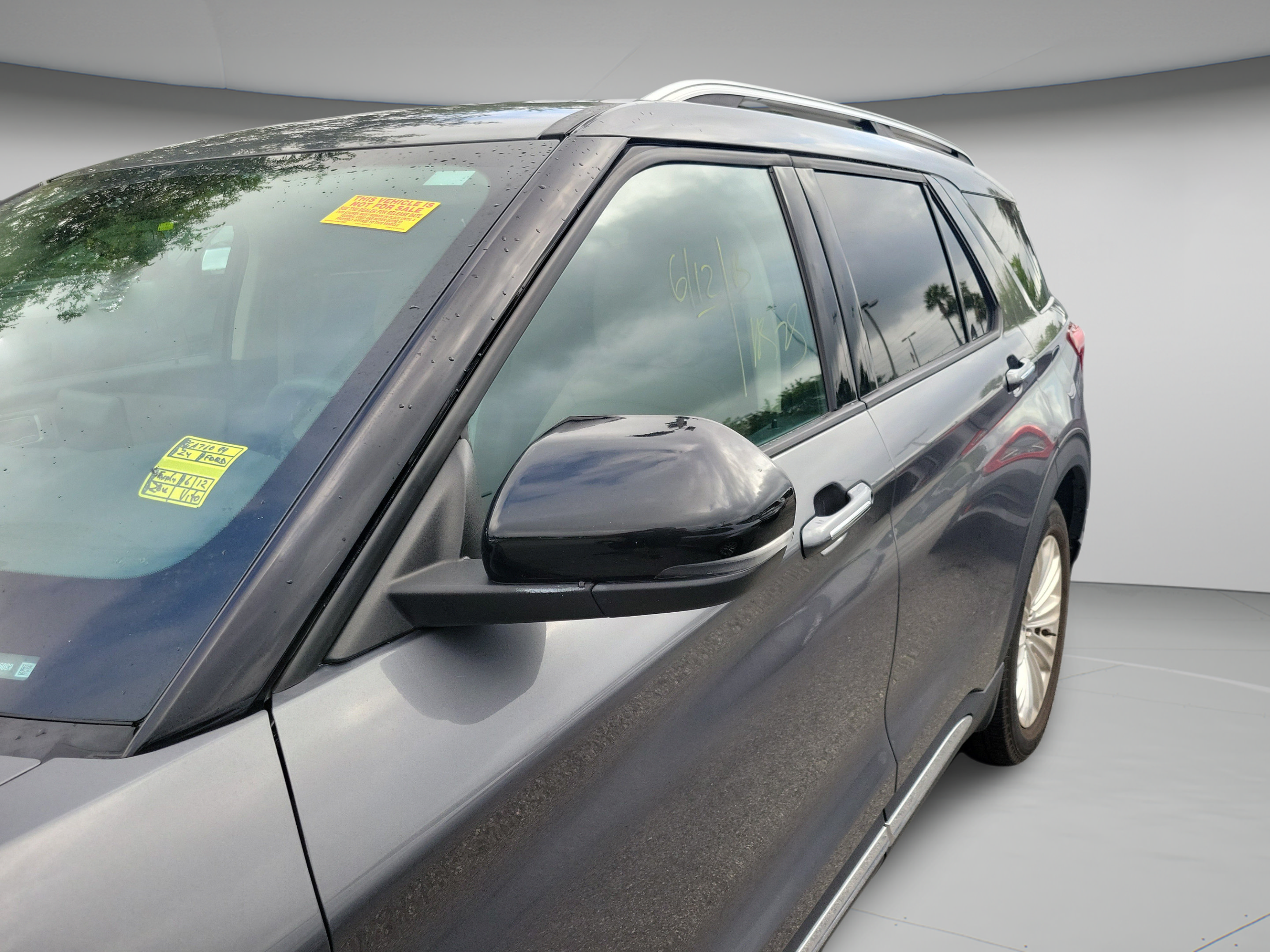 Used 2024 Ford Explorer Limited w/ Limited Technology Package RWD image 12