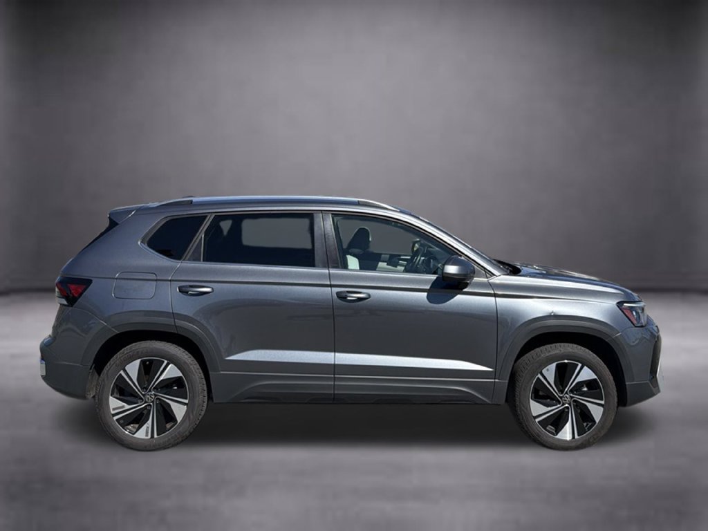 Used 2025 Volkswagen Taos SE AWD/4WD image 3