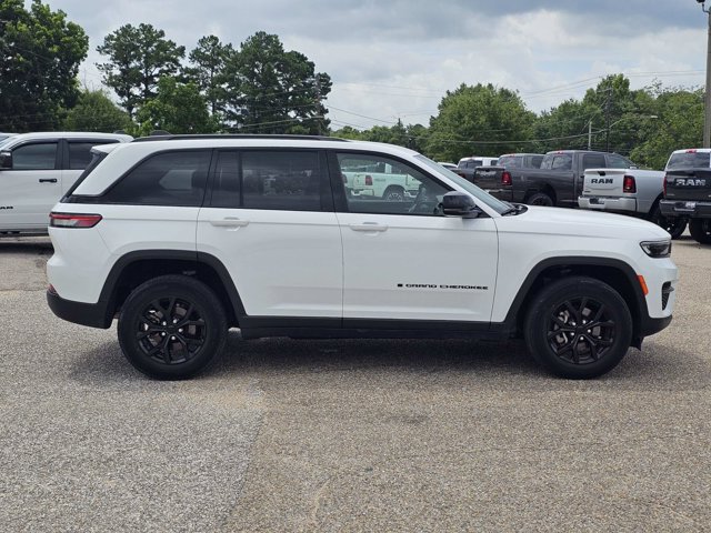 Used 2024 Jeep Grand Cherokee Altitude AWD/4WD image 7