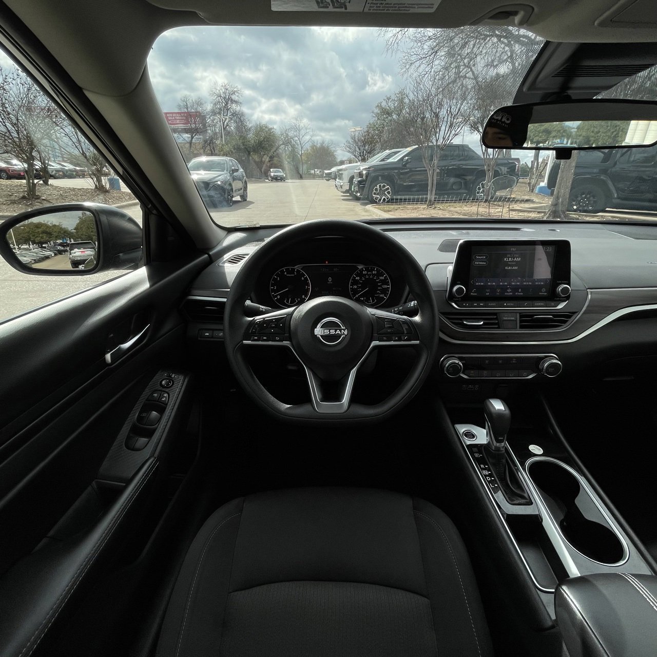 Used 2024 Nissan Altima 2.5 SV image 11