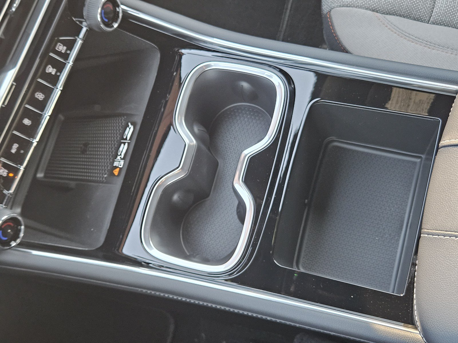 New 2027 Chevrolet Traverse LT w/ Midnight/Sport Edition FWD image 15