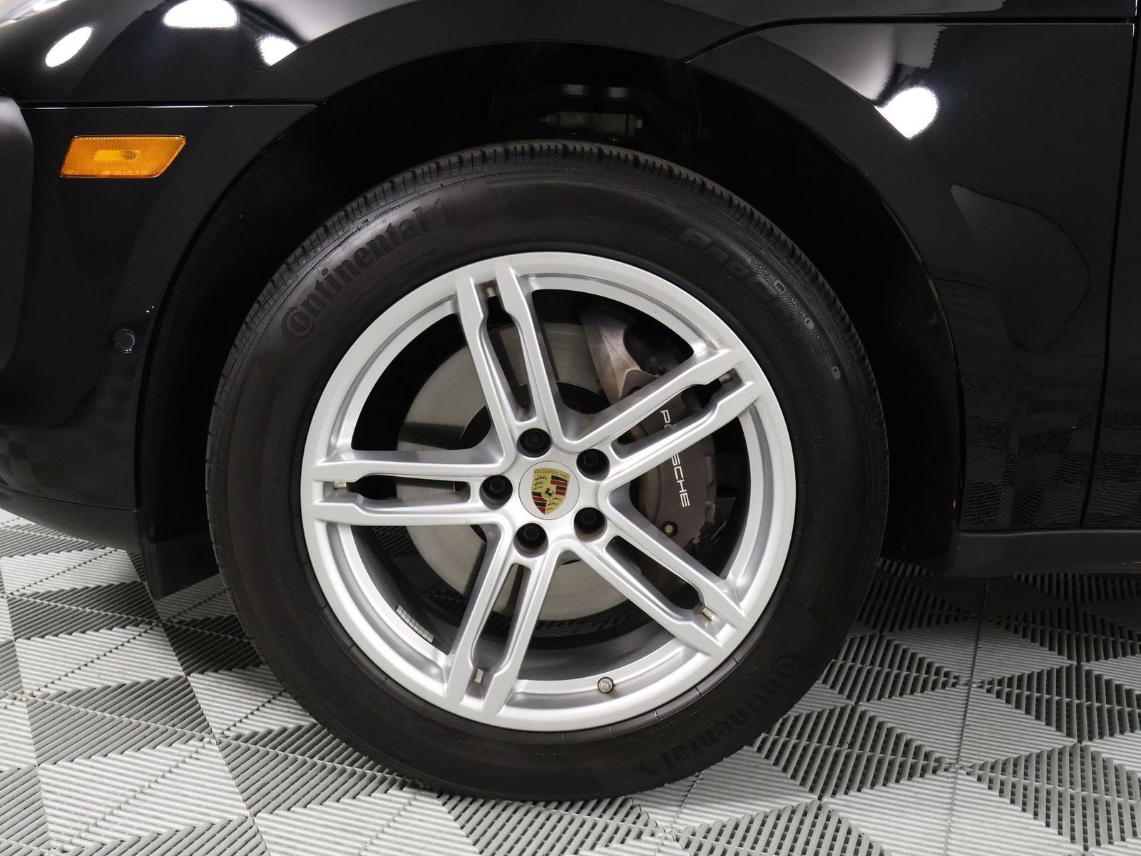 Certified 2023 Porsche Macan AWD/4WD image 30