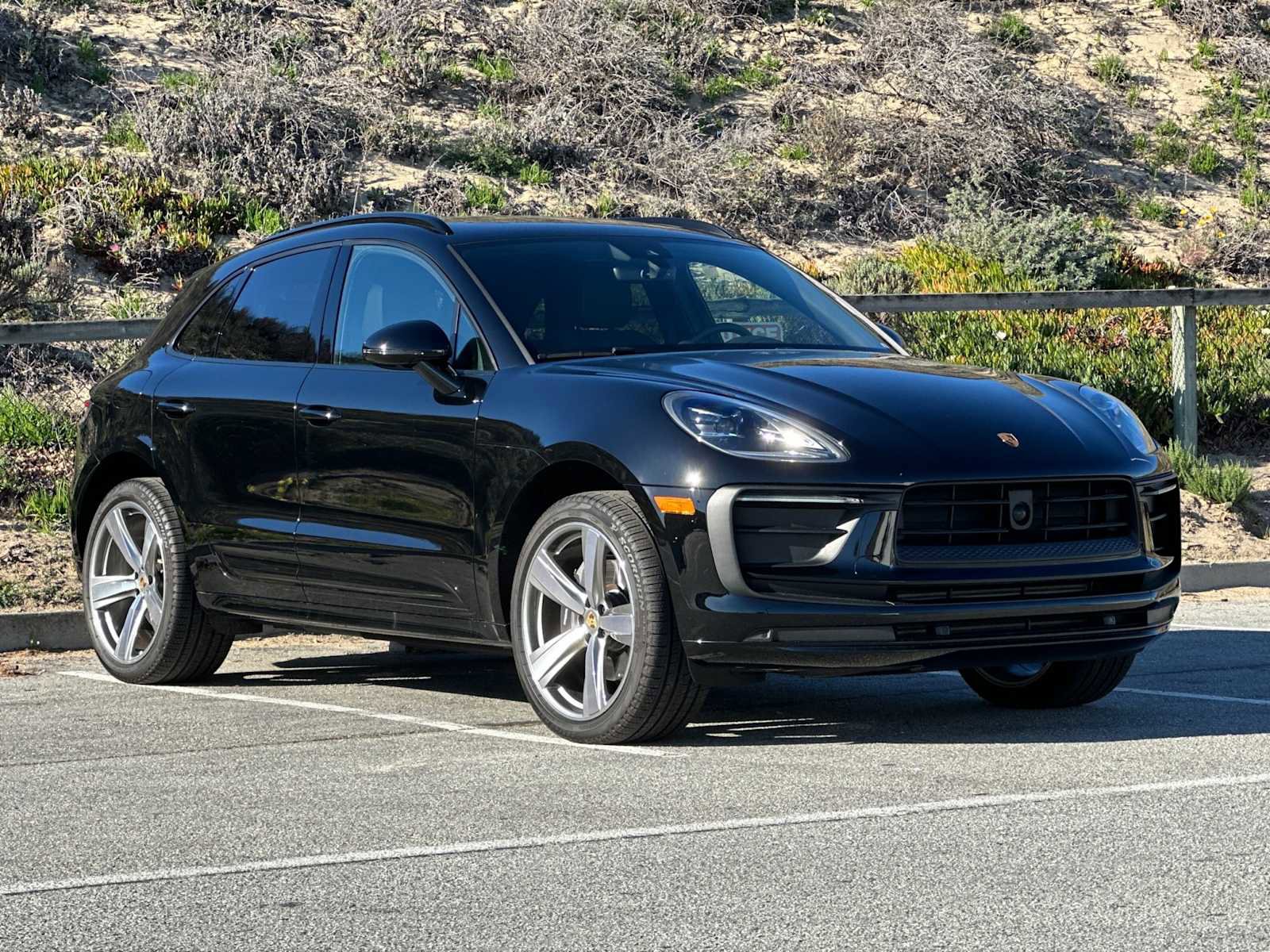Certified 2025 Porsche Macan AWD/4WD image 10