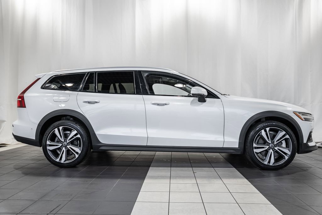 Used 2025 Volvo V60 B5 Cross Country Plus image 3