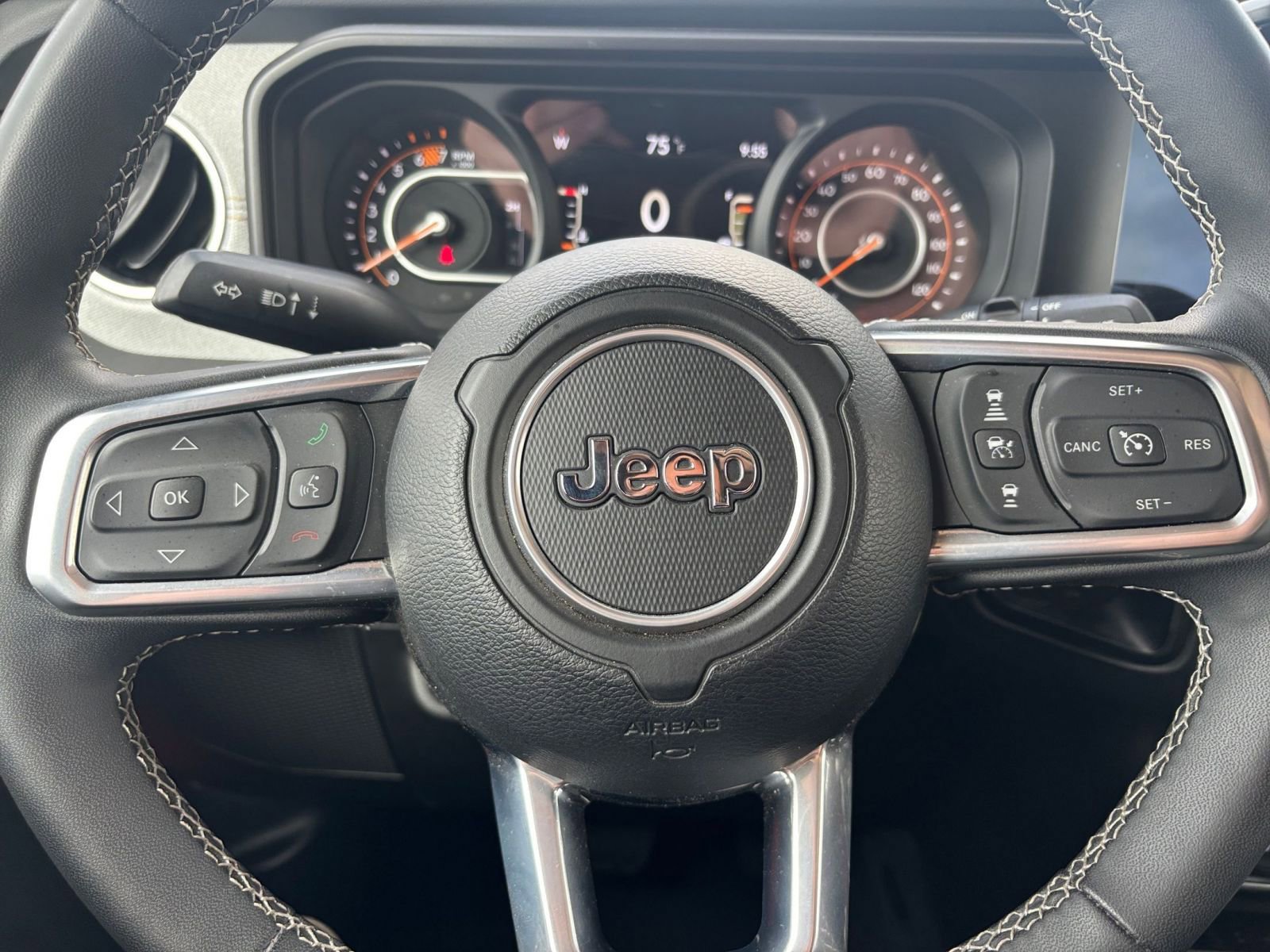Used 2025 Jeep Wrangler Unlimited Sahara AWD/4WD image 28