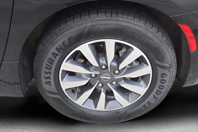 Used 2023 Chrysler Pacifica Limited FWD image 28