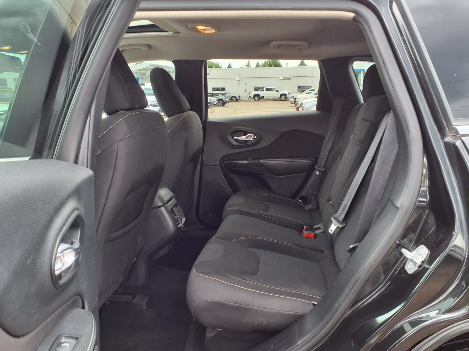 Used 2016 Jeep Cherokee Latitude w/ Comfort/Convenience Group AWD/4WD image 10