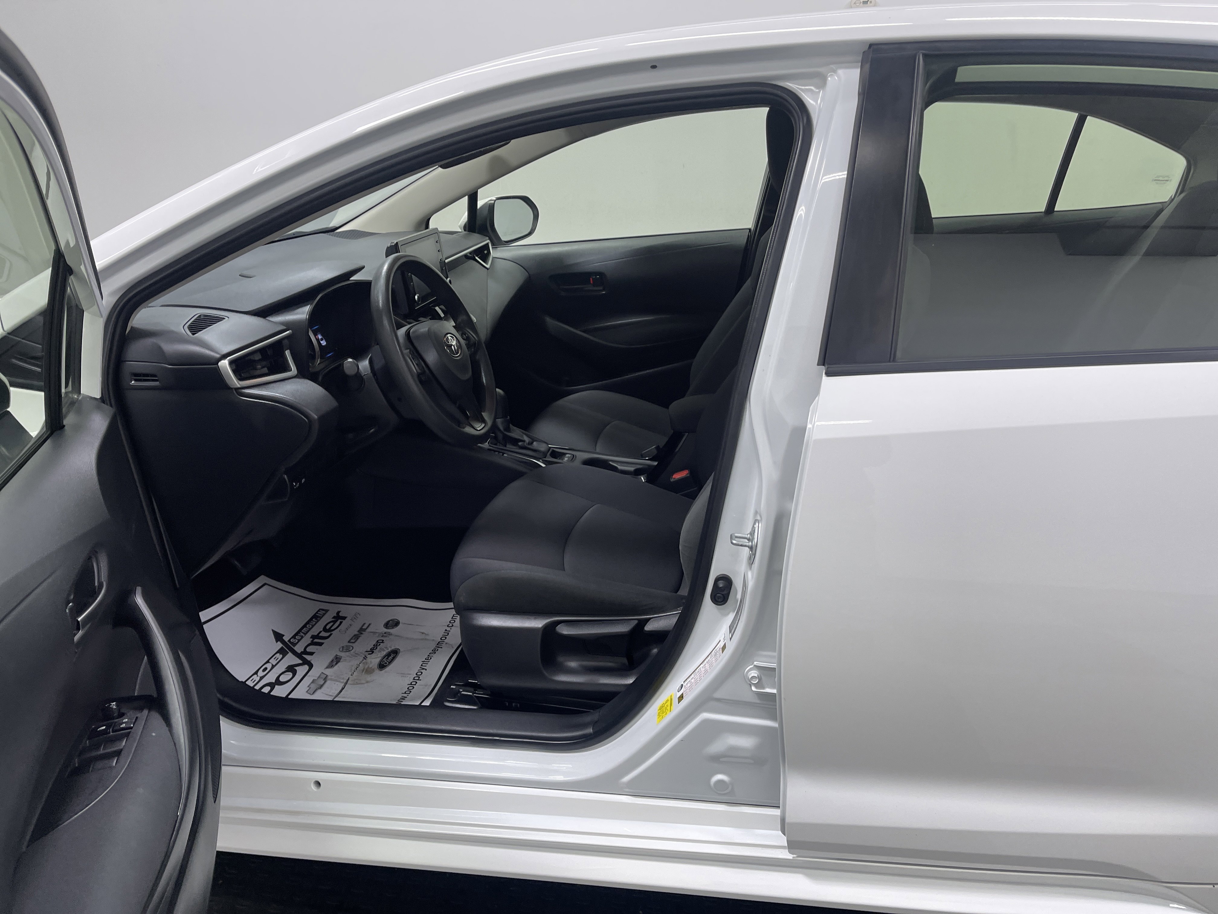 Used 2022 Toyota Corolla LE image 9