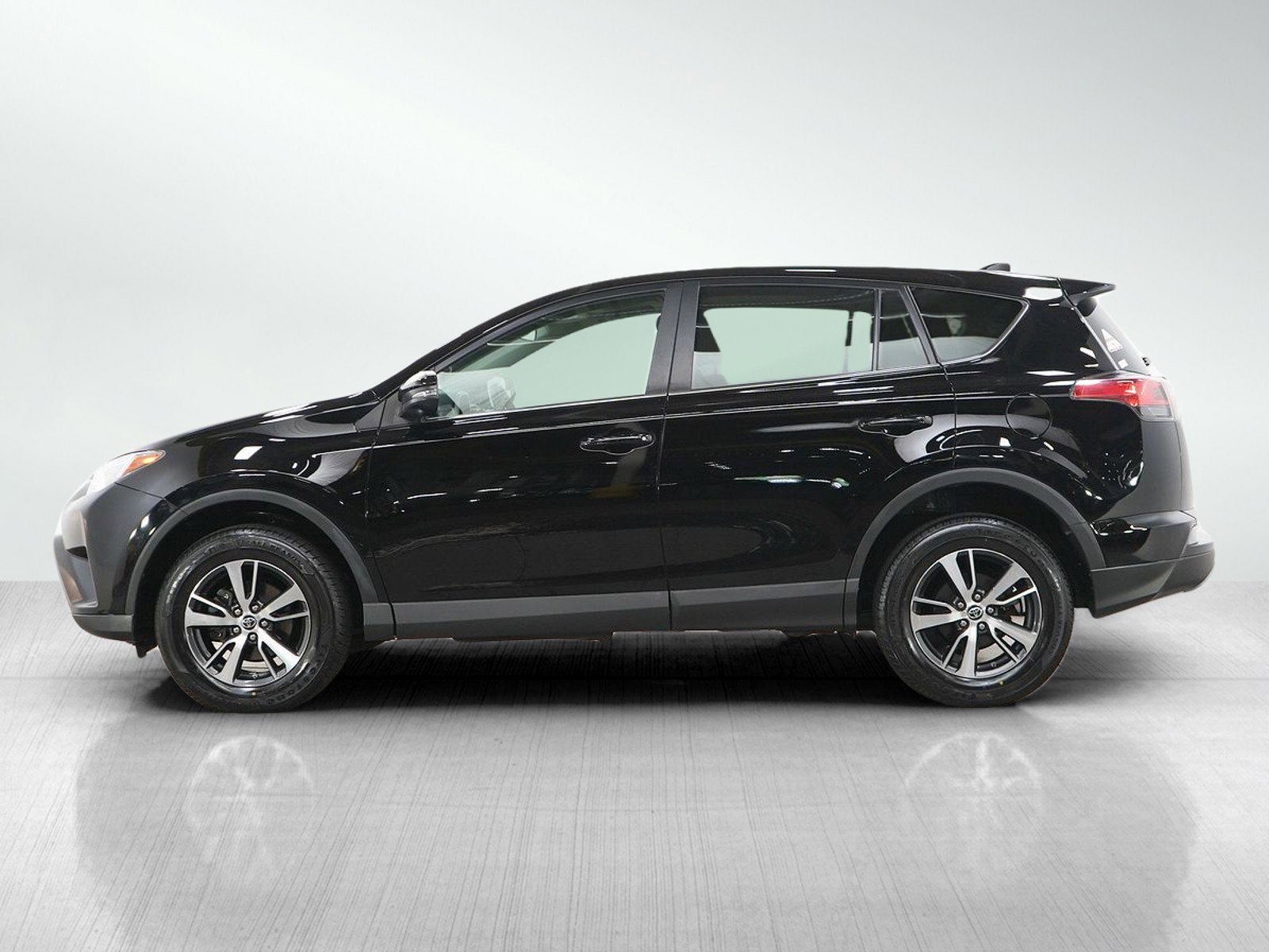Used 2018 Toyota RAV4 XLE AWD/4WD image 2