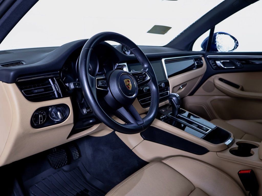 Certified 2023 Porsche Macan image 4