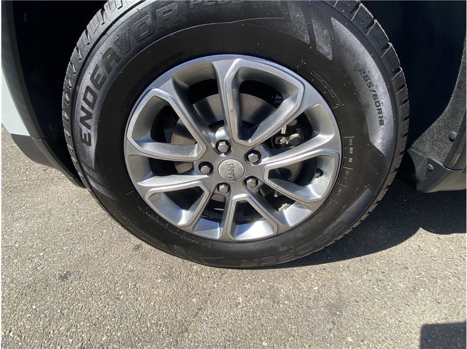 Used 2015 Jeep Grand Cherokee Limited w/ Luxury Group II image 16