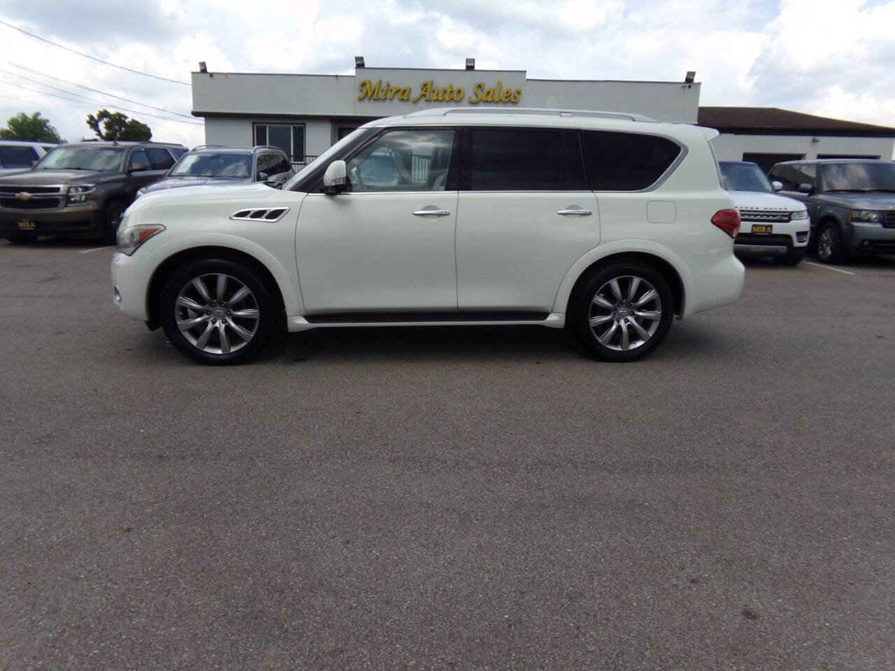 Used 2013 INFINITI QX56 4WD w/ Deluxe Touring Pkg image 2