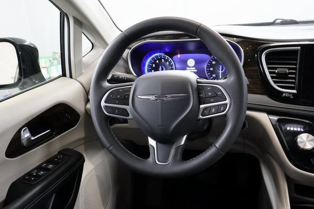 Used 2023 Chrysler Pacifica Limited FWD image 14