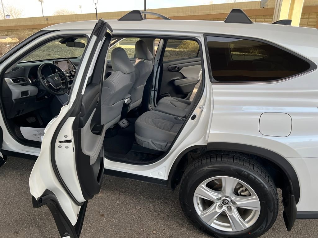 Used 2022 Toyota Highlander L image 8