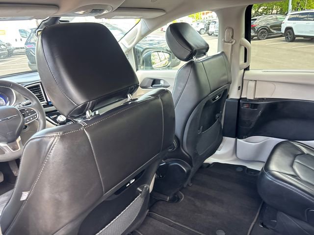 Used 2023 Chrysler Pacifica Touring-L FWD image 10