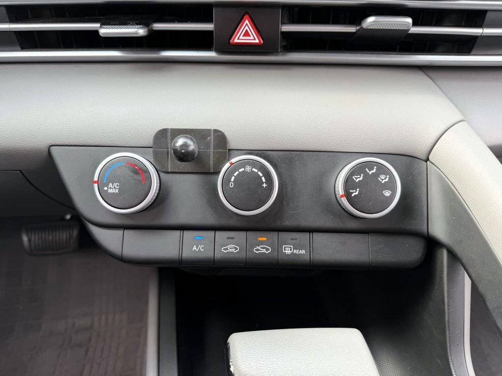 Certified 2024 Hyundai Elantra SE FWD image 34