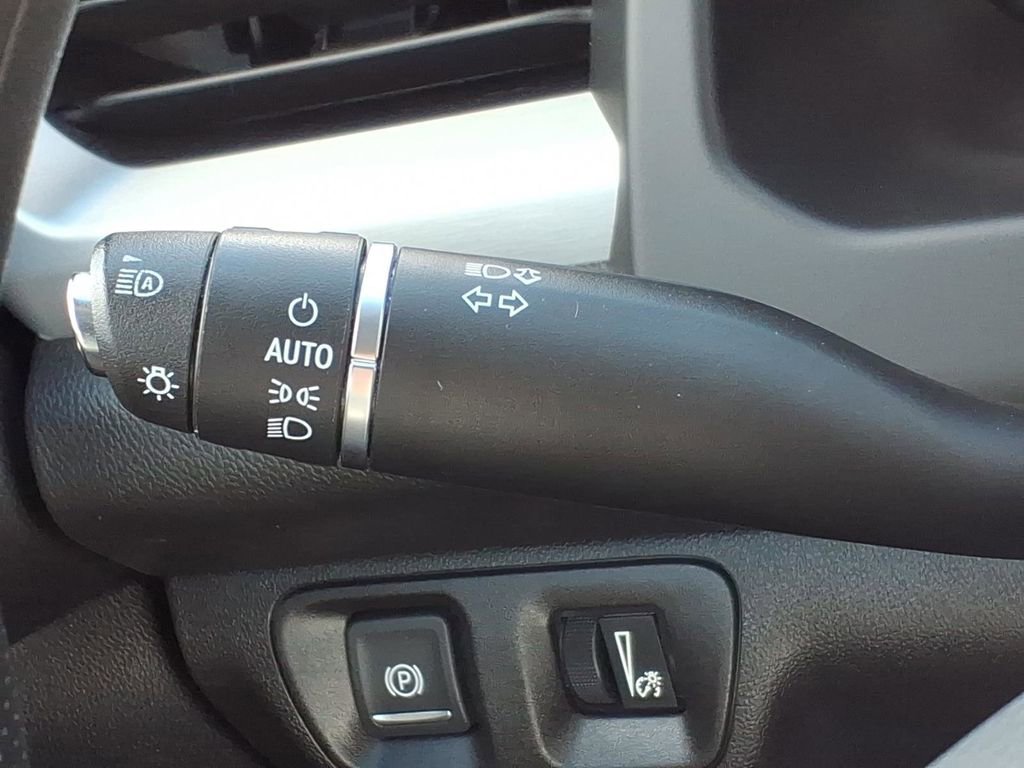 Used 2021 GMC Acadia SLE w/ Driver Convenience Package FWD image 23