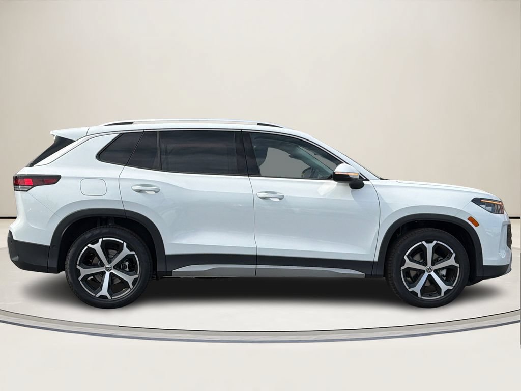 New 2026 Volkswagen Tiguan SE FWD image 2