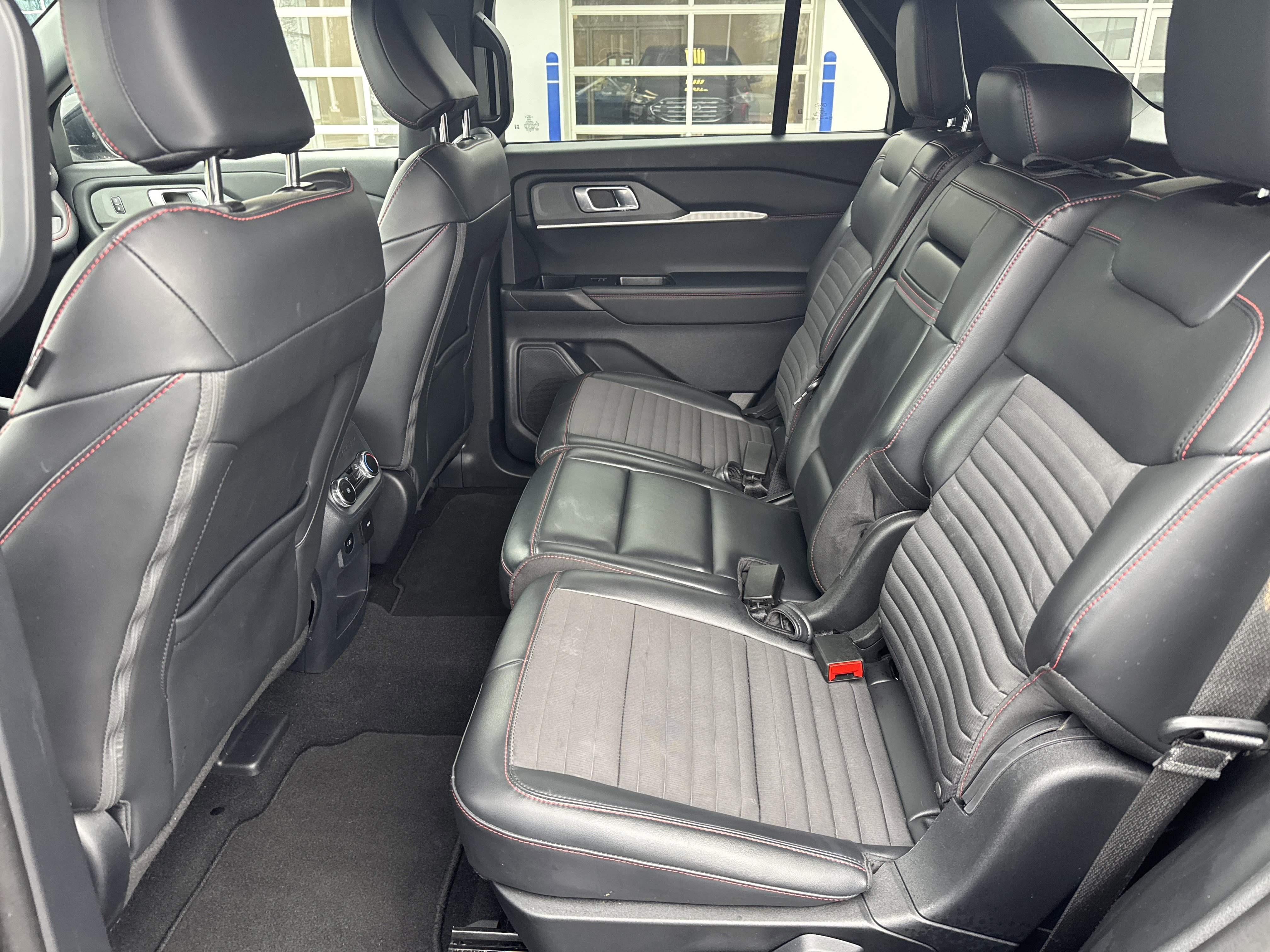 Used 2025 Ford Explorer ST-Line w/ ST-Line Street Pack image 32