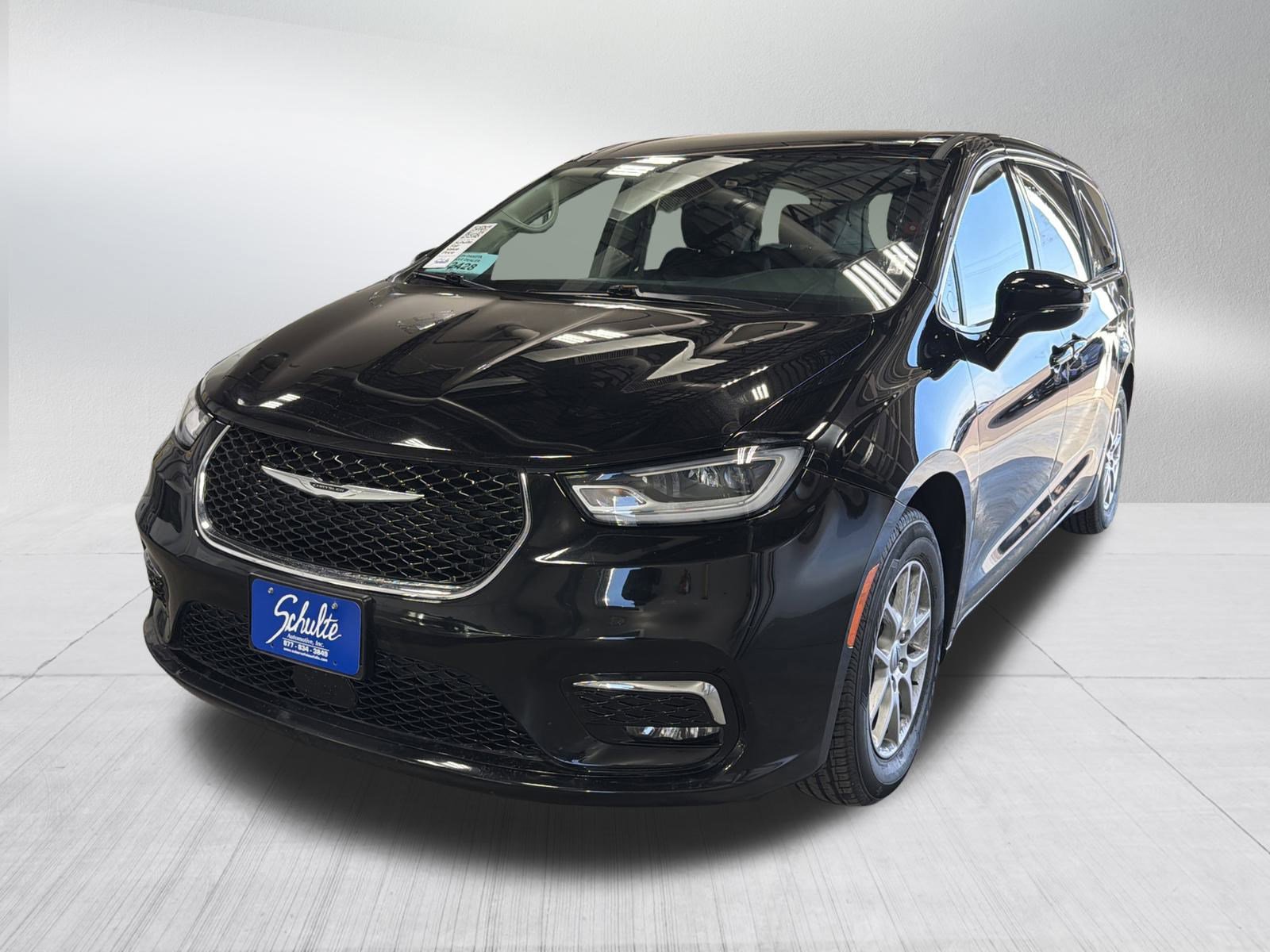 Used 2024 Chrysler Pacifica Touring-L image 3