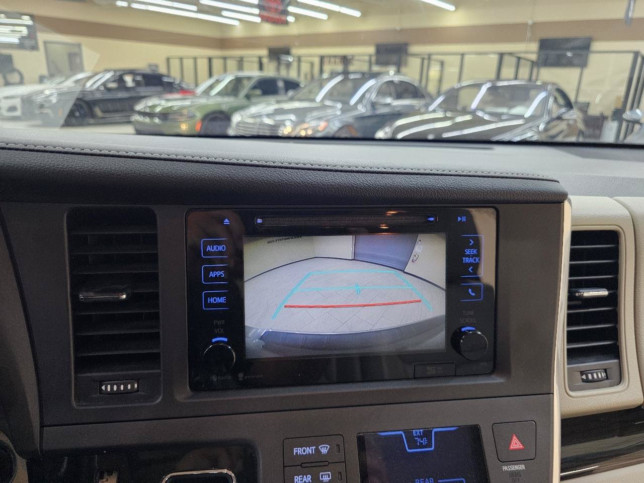 Used 2015 Toyota Sienna XLE w/ XLE Navigation Package FWD image 32