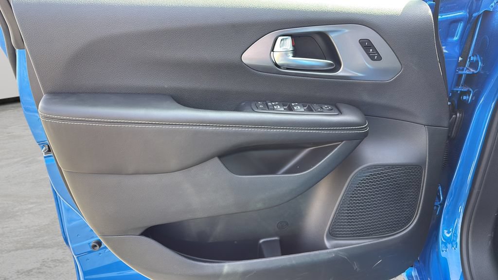 New 2026 Chrysler Pacifica Select AWD/4WD image 24